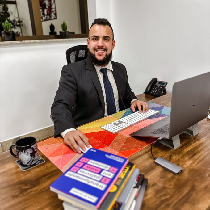 Robert Souza na mesa do escritório
